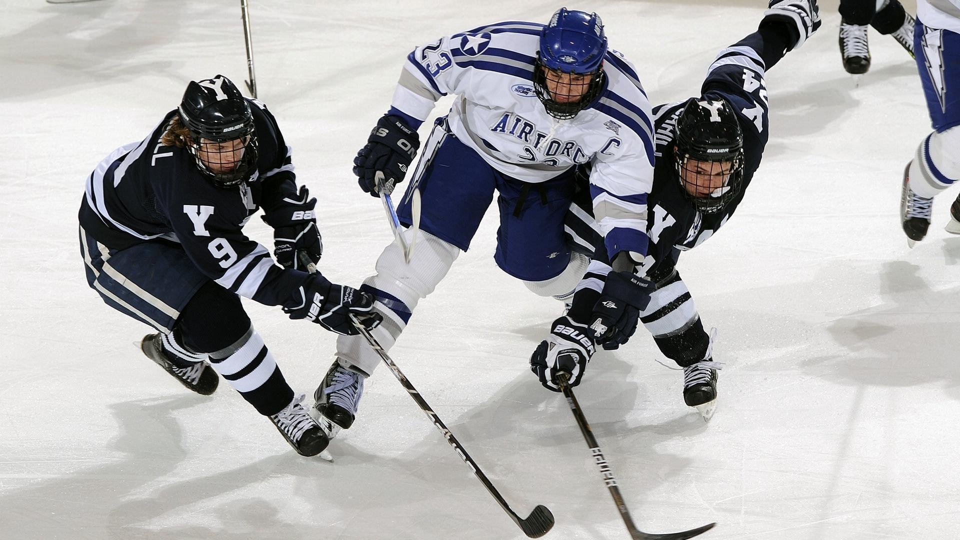 中国足球队员出场密度与伤病概率关系，足球比赛出场人数有多少